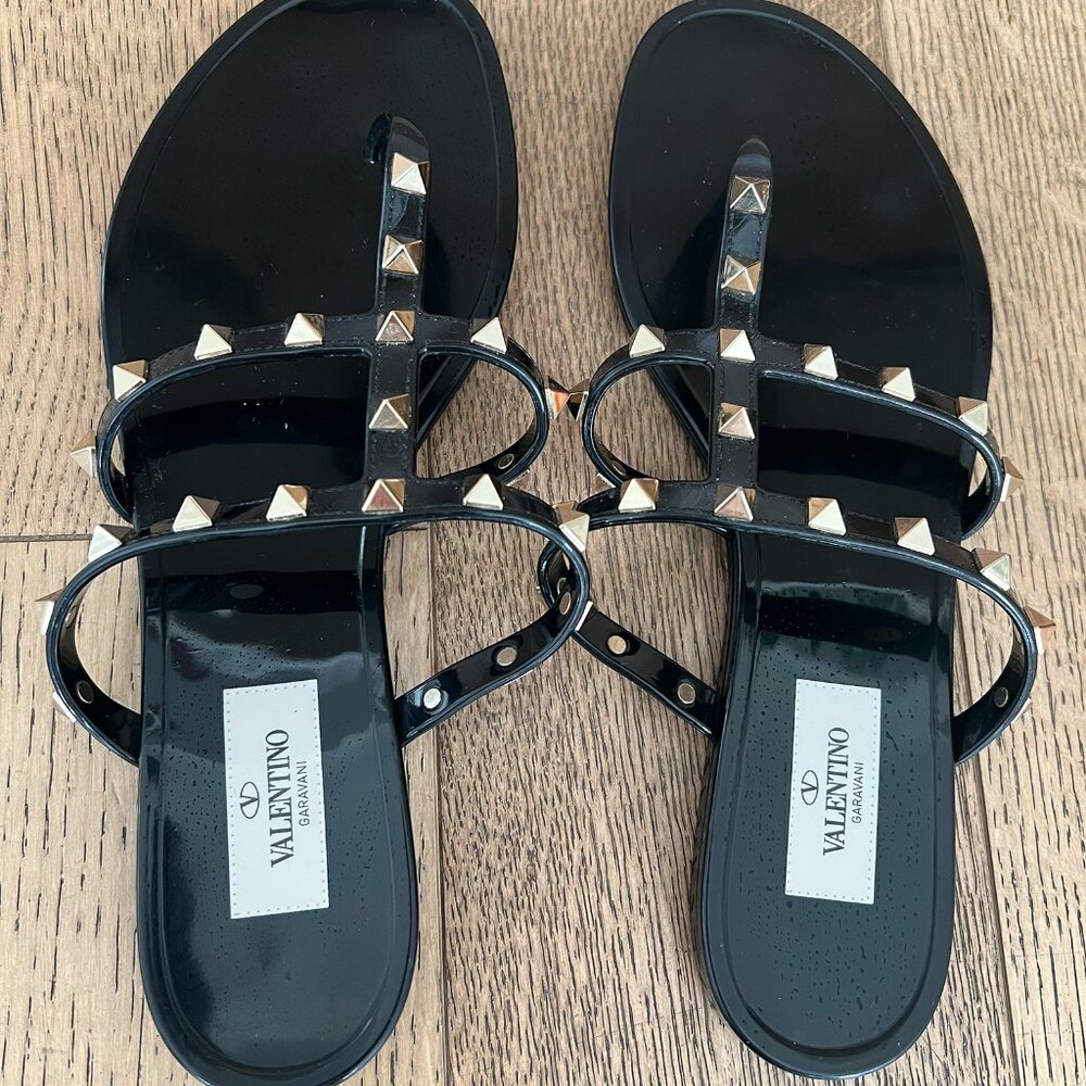 Garavani Valentino flipflip with rock studs (only worn once)